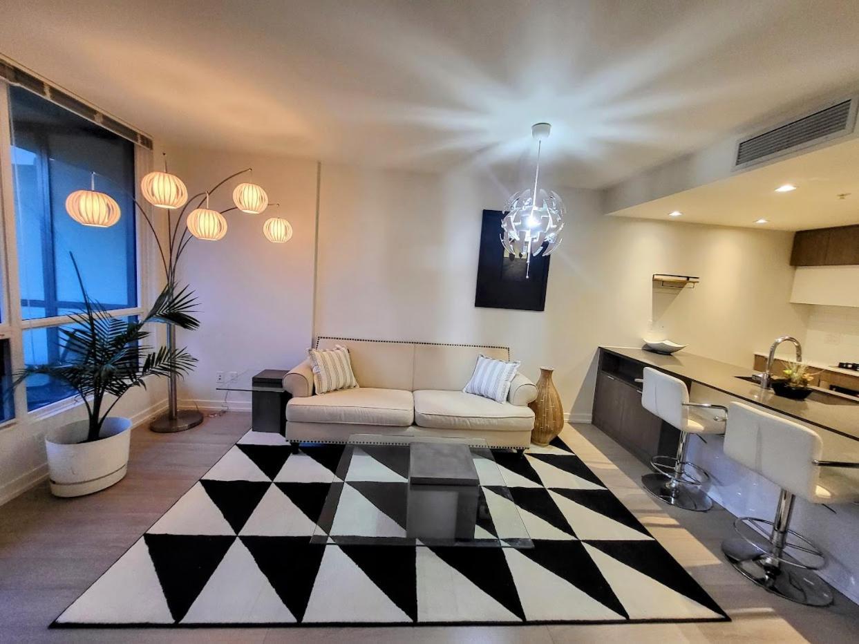 Your Perfect Escape - Modern Landmark Condo In Downtown Calgary - Free Parking- Premium Location Extérieur photo