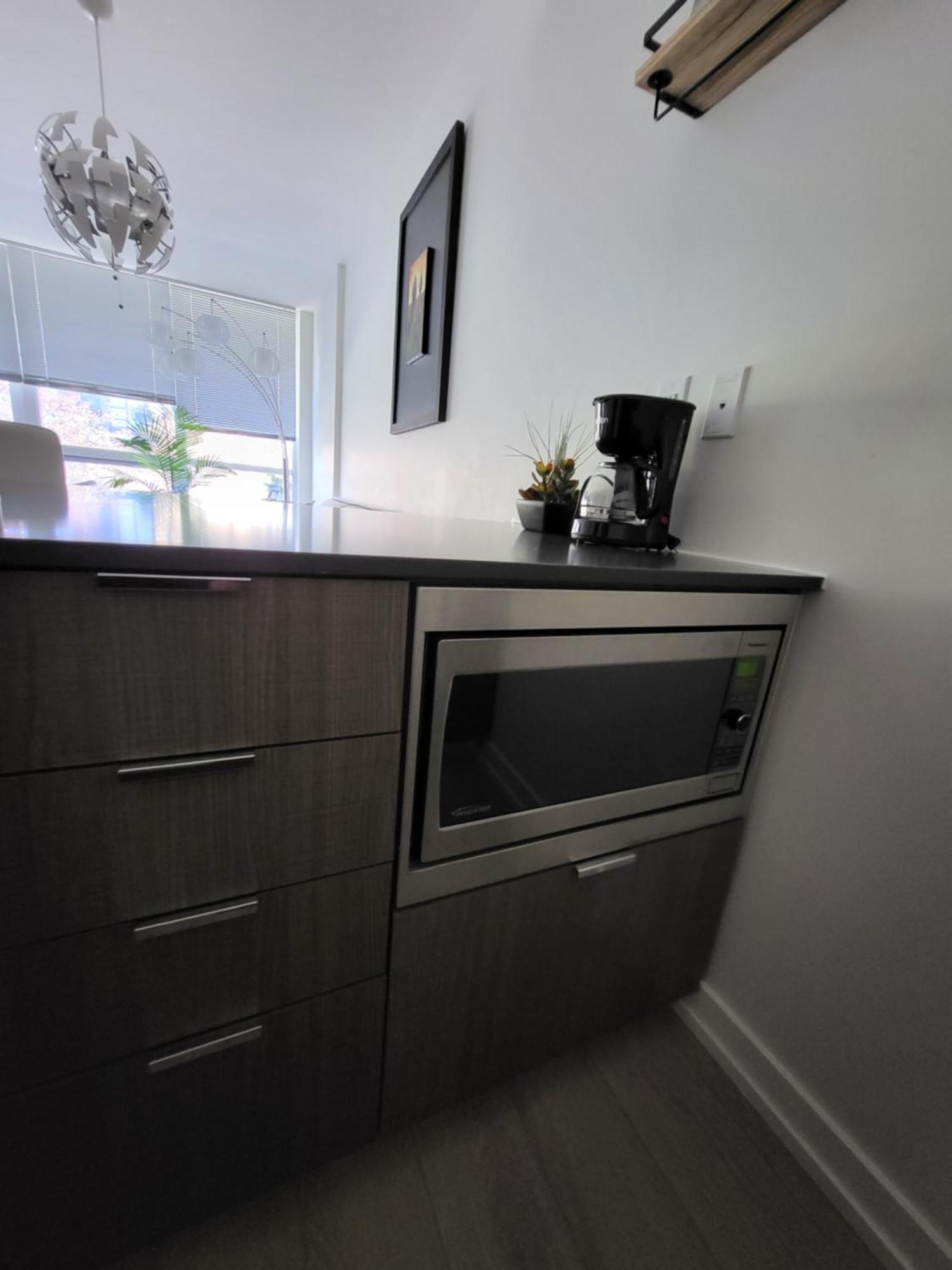 Your Perfect Escape - Modern Landmark Condo In Downtown Calgary - Free Parking- Premium Location Extérieur photo